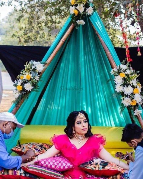 Beautiful & Unqiue Decor Ideas for your Mehendi function. With Backdrops and Flower, We have so many Ideas for you. #shaadisaga #indianwedding #mehendidecorideasathome #mehendidecorideasbackdrops #mehendidecorideasathomesimple #mehendidecorathome #mehendidecorideasathometerrace #mehendidecorsimple #mehendidecorboho #mehendidecorpastel #mehendidecorbohemian #mehendidecorideasbackdropsphotobooths #mehendidecorpoolside #mehendidecorindoor #mehendidecoroutdoor #mehendidecorpink #mehendidecorcolorful Simple Mehendi Decor, Mehendi Function Decor, Mehendi Decor Ideas At Home, Mehndi Decoration Ideas At Home, Mehndi Decoration Ideas, Mehendi Simple, Mehendi Function, Simple Mehendi, Mehendi Decor Ideas