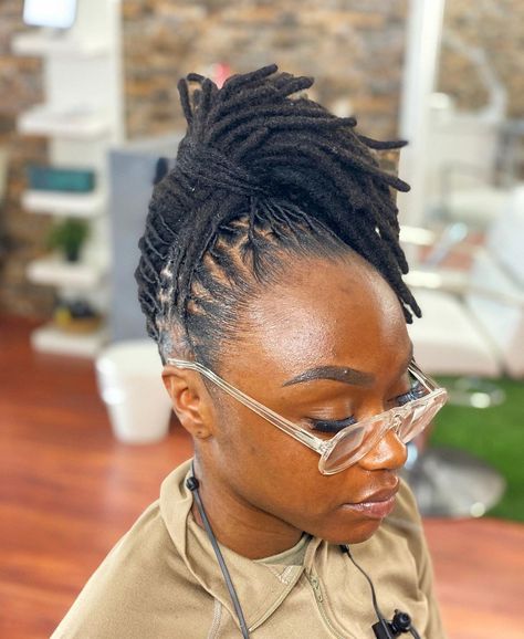 Foxx on Instagram: “A High Side Ponytail With barrel twist . How do y’all feel about this look ? Where would you wear it ? What would you wear with it? Let…” Locs Side Ponytail, Loc Side Ponytail, Ponytail Locs Styles, Dreadlock Styles For Women Updo, Loc Barrel Style, Dreads Styles For Women Dreadlocks, Two Strand Loc Styles For Women, Curly Loc Updo Styles, Loc Updos For Women