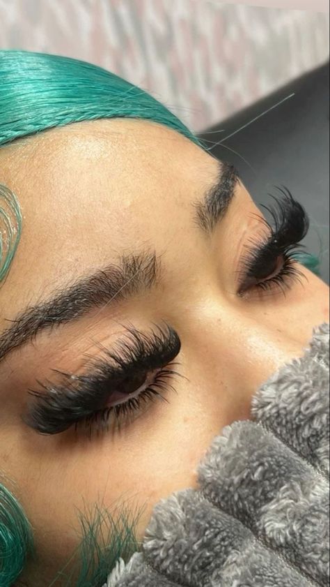 Natural Fake Eyelashes, Best Lash Extensions, Lashes Fake Eyelashes, Face Beat Makeup, Wispy Eyelashes, Eyelash Technician, Cat Eye Lash, Lash Extensions Styles, Perfect Eyelashes