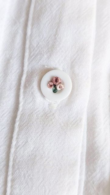 Embroidery Buttons Ideas, Embroidery On Buttons, Button Stitching Ideas, Embroider Buttons, Button Embroidery Ideas, Tiny Embroidery Ideas, Embroidery With Buttons, Tiny Flower Embroidery, Buttonhole Embroidery