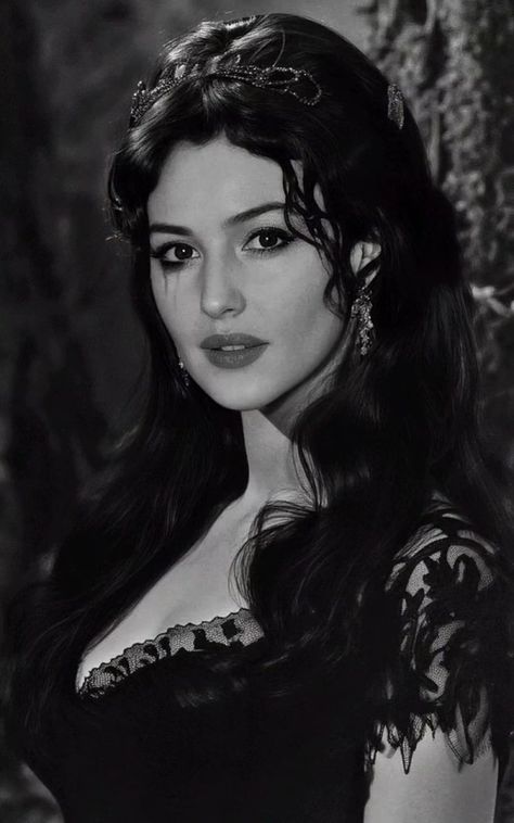 Monika Belluci, Monica Bellucci Malena, Monica Belluci Malena, Monica Belluci Style, 1980s Makeup And Hair, Film Inspiration, Model Face, Monica Bellucci, Old Hollywood