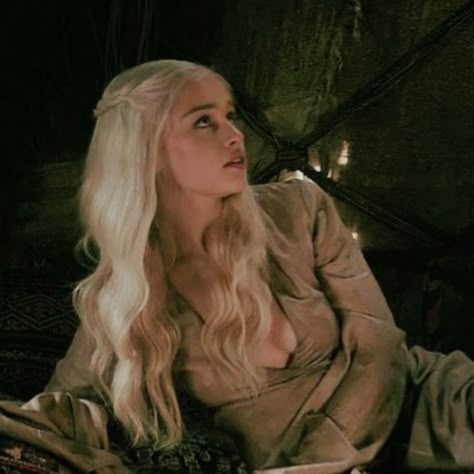 Daenerys Cosplay, Daena Targaryen, Daenerys Stormborn, Septième Art, Targaryen Aesthetic, Gra O Tron, Mother Of Dragons, House Targaryen, House Of Dragons