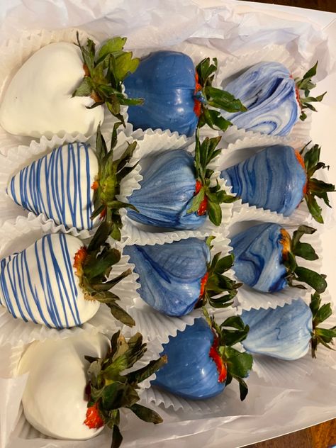 #marble #chocolatestrawberries Blue And White Food, Blue And White Dessert Table, Frosted Strawberries, Blues Clues Chocolate Covered Strawberries, Marble Dipped Strawberries, Blue Chocolate Strawberries, Marble Strawberries, Blue And White Strawberries Chocolate Covered, Blue White And Silver Chocolate Covered Strawberries