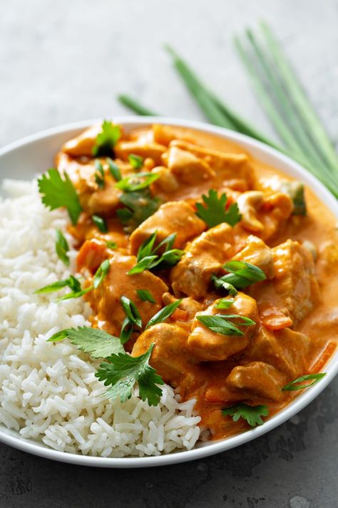 Pui Curry cu orez basmati Weekly Recipes, Romanian Food, Tikka Masala, Diy Gift Box, Meals For The Week, Dessert Recipes, Food And Drink, Pizza, Restaurant