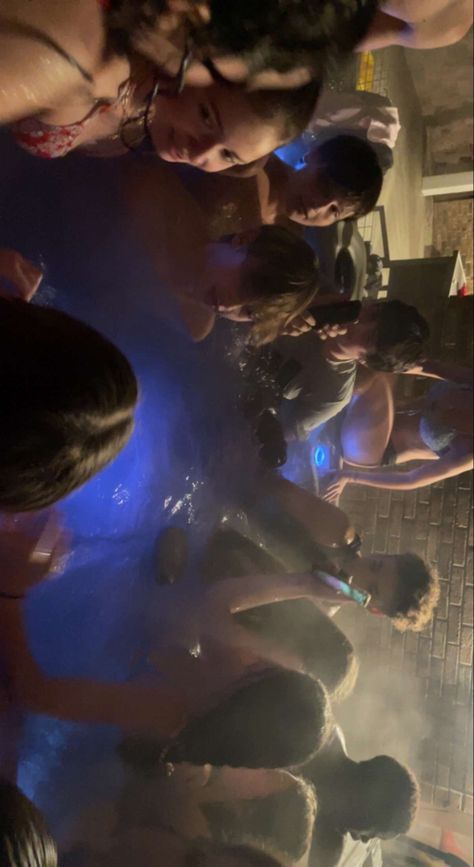 Hot Tub Party Aesthetic, Drunk Party Aesthetic, Aesthetic Hot Tub, Hot Tub Aesthetic, Teen Party Aesthetic, American Highschool, Hot Tub Party, Cuddle Party, Foto Best Friend