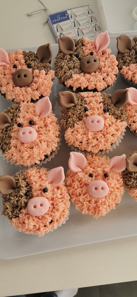 Ffa Cupcakes Ideas, 4-h Cupcakes, Piggy Cupcakes Birthday, Pig Cupcakes Ideas, Pig Cupcake Cake, Animal Cupcakes Easy, Piggy Cupcakes, Pig Cupcakes, Easter Bunny Cupcakes