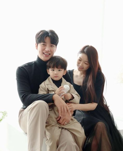 Korean Family Portrait, Family Photo Reference, Korean Family Photoshoot, Family Pose Reference, Family Portrait Photography Poses, Family Korean, A New Chapter Begins, Korean Couple Photoshoot, Family Photoshoot Poses