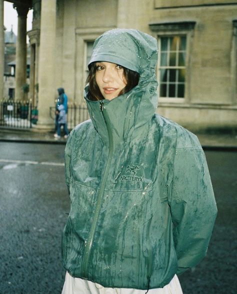 Hannah da Silva on Instagram: “@baggyboyfilm” Orange Arcteryx Jacket, Green Rain Jacket Outfit, Arcteryx Women, Arcteryx Jacket, Mountain Style, Outdoor Fashion, Baggy Pants, Streetwear Men Outfits, 90s Style