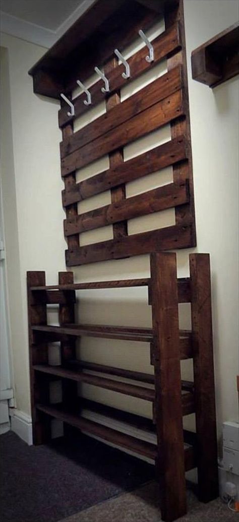 shoe rack designs 9 Pallet Coat Racks, Diy Shoe Rack, Hallway Coat Rack, Wooden Pallet Furniture, Pallet Creations, Pallet Decor, Pallet Crafts, Rack Design, Pallet Ideas