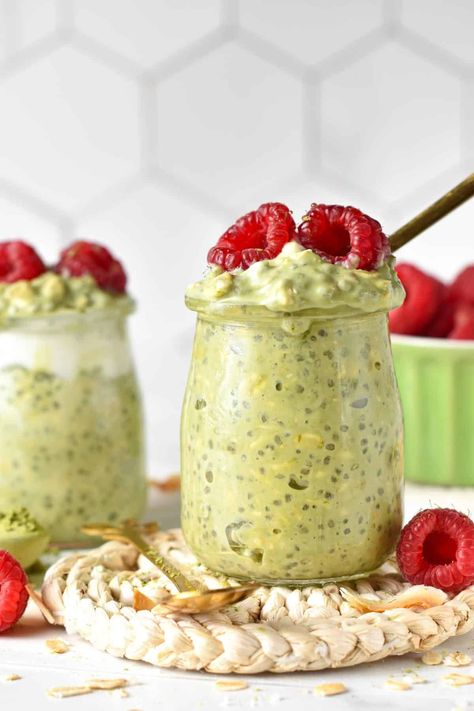 This Matcha Overnight oat is the best healthy antioxidant-packed breakfast for Matcha lovers. A creamy coconut matcha oat mixture topped with delicious raspberries. Conscious Plant Kitchen, Matcha Overnight Oats, Matcha Oats, Coconut Matcha, Banana Protein Pancakes, Chocolate Peanut Butter Recipes, Refreshing Breakfast, Matcha Cookies, Chocolate Pudding Recipes