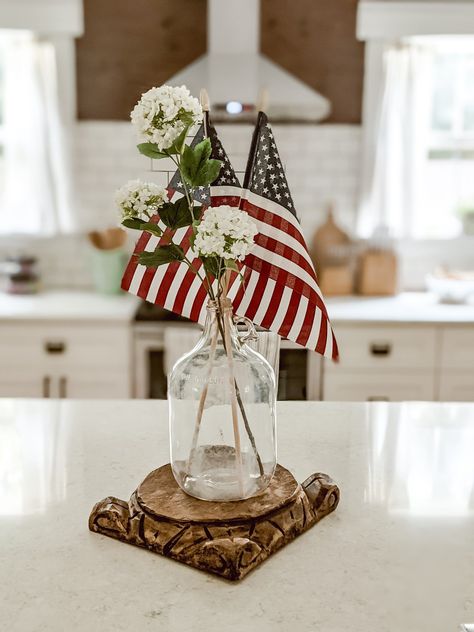 July 4th Decorations Home Decor, Modern Americana Decor, Red Farmhouse Decor, Farmhouse 4th Of July, Patriotic Home Decor, Dream Holidays, Simple Dining Table, Summer Decorations, Rustic Wooden Table