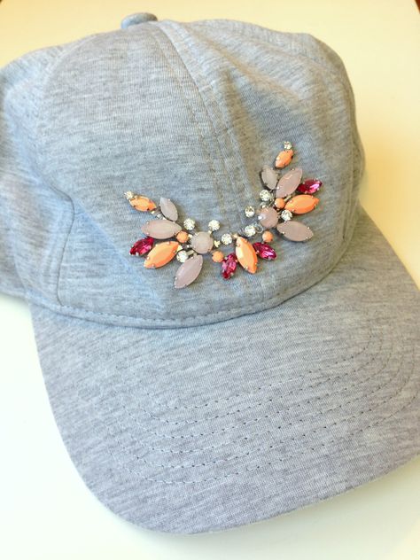 DIY-Embellished-Hat-3 Decorated Baseball Caps, Bone Bordado, Beyond Repair, Bling Ideas, Scarf Knots, Pretty Hats, Novelty Hats, Rhinestone Crafts, Hair Wrap Scarf