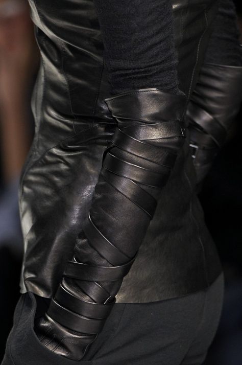 Visions of the Future // Todd Lynn Neo Punk, Glamorous Chic Life, Apocalyptic Fashion, Future Fashion, Dark Fashion, Outfit Casual, Leather Gloves, Fashion Details, Look Cool