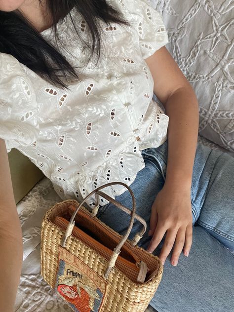 Lace puff sleeve blouse with jeans and basket purse Basket Purse Outfit, Summer Cottagecore Outfits, Purse Aesthetic, Cottagecore Outfit, Purse Outfit, Basket Purse, Feminine Casual, Puff Sleeve Blouse, Outfit Details