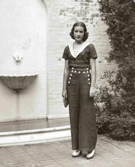 35 Cool Pics That Defined the 1930s Female Trousers ~ vintage everyday Gardening Pants, Little Edie, Style Année 20, Vintage Fashion 1930s, 30s Fashion, Grey Gardens, Beach Attire, 40s Fashion, 1930s Fashion