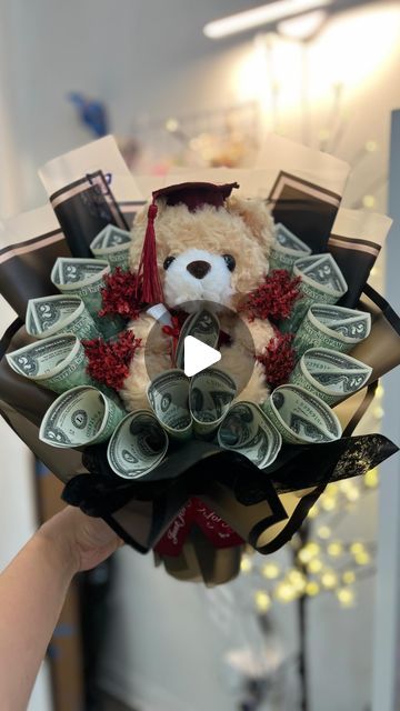 64K views · 3.5K likes | 💐Money Flowers and beyond on Instagram: "“SOLD OUT” 30 of them were sold in 2 weeks! Let’s celebrate 50k followers with Graduation Bear and Money Bouquet. Thank you 💜 #kkhouse #moneybouquet #moneybouquetbykkhouse #tutorial #howto #graduation #graduationbouquet #graduationgift #diy" Cute Graduation Money Gift Ideas, Graduation Flowers Bouquet Diy, Money Bouquets For Graduation, Money Bouquet Ideas Graduation, Graduation Gift Ideas Bouquet, Grad Bouquet Ideas For Him, 50th Birthday Money Gift Ideas, Graduation Suviners Ideas, Money Bouquet Wrapping Tutorial