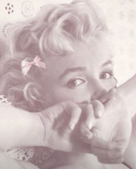 #marilynmonroe Pinterest Pfp Aesthetic, Profile Picture Coquette, Vintage Pfp Aesthetic, Coquette Pic, Coquette Images, Coquette Photos, Coquette Pictures, Pink Marilyn Monroe, Coquette Funny