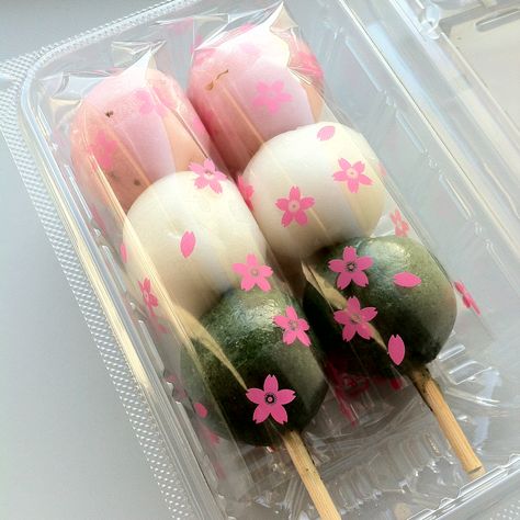 Hanami Dango Dango Aesthetic, Dango Food, Hanami Dango, Japan Vibes, Mezzo Piano, Oc Stuff, Japanese Sweet, Cute Snacks, Japanese Dessert