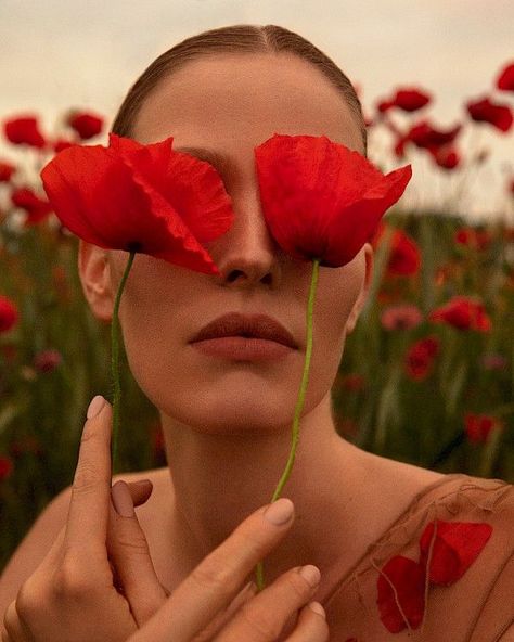 Red Poppies Aesthetic, Flower Photoshoot Editorial, Beauty Fotografie, Poppy Photo, Portrait Creative, Party Photoshoot, Flower Photoshoot, Eye Photography, Poppy Field