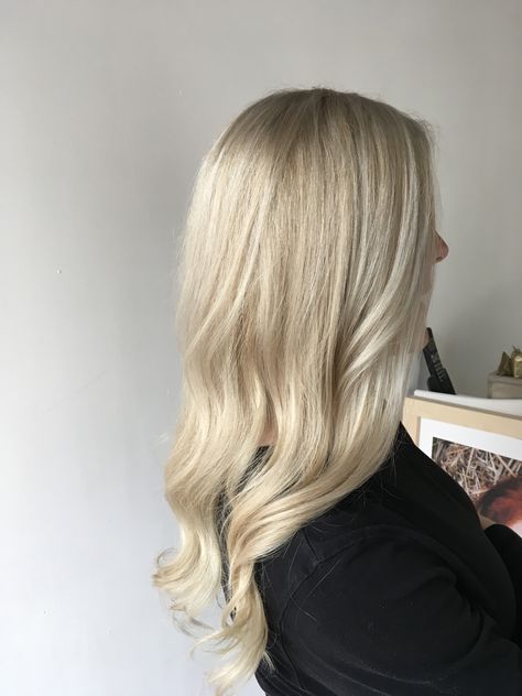 Pure Blonde Hair, Creamy Blonde Hair, Super Blonde Hair, Blond Hairs, Vanilla Blonde, Blonde Hair Inspo, Hair Korean, Bottle Blonde, Hair Color Formulas