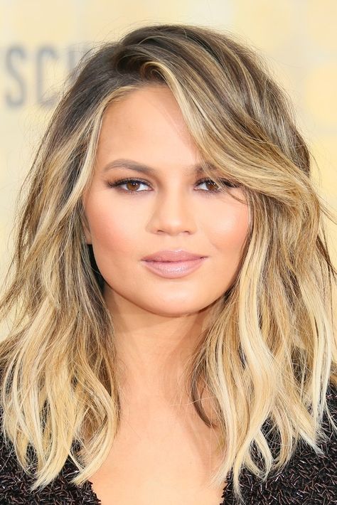 Looking for the best hairstyle trends for the summer? Try Chrissy Teigen's blonde lob with textured beach waves and side-swept bangs. Blond Lob, Ashley Green, Summer Haircuts, Easy Hairstyles For Medium Hair, Lob Hairstyle, Lob Haircut, Round Face Haircuts, Celebrity Hair Stylist, Blonde Bobs