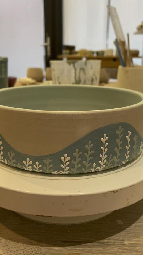 Cute Glaze Designs, Pottery Painting Before And After, Ceramics Glaze Ideas Inspiration, Paint Bowls Ideas, Pottery Patterns Ideas Painting, Green Pottery Painting Ideas, Slip Pottery Ideas, Practical Ceramics Ideas, Bowl Glazing Ideas