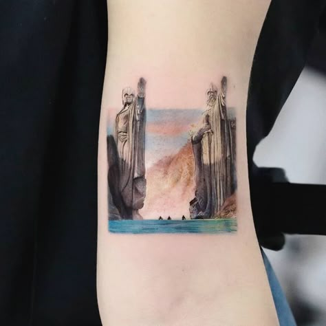 The Argonath, Hobbit Tattoo, Tolkien Tattoo, Detailed Tattoos, Ring Tattoo Designs, Lotr Tattoo, Lord Of The Rings Trilogy, Lord Of The Rings Tattoo, Movie Tattoo