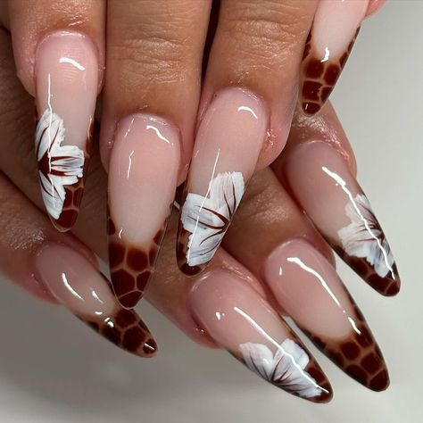 How do you marry boldness with a love for soft living? How about nailing it with a manicure look that’s a fusion of both sides of nature. 🦒 🌸 #itsjustanothermanimonday Would you rock? 💅 — Click link in Bio to see the latest Fashion Trends, Celebrity Style, and more! Subscribe to Style Rave Premium & Shop Editor-selected Pieces 🛍 — #StyleRave: The ultimate style guide #fallnails #manicureideas #nailinspo Cheetah Print Nail Designs, Cheetah Print Nails, The Cheetah, Print Nails, Fall Acrylic Nails, Latina Fashion, Nail Forms, Nails 2024, Stick On Nails