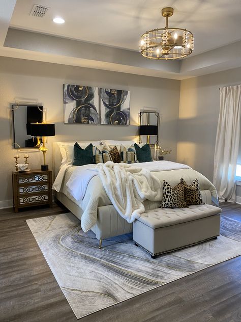 Lux Hotel Room Master Bedrooms, Light Colored Rooms Bedrooms, Minimalist Glam Bedroom Decor, Small Master Bedrooms Decor Cozy Elegant, Gold Bedroom Decor, Luxury Room Bedroom, Luxurious Rooms, Modern Luxury Bedroom, Apartment Living Room Design