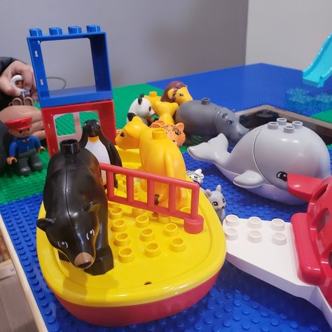 Un barco de Lego lleno de animales de la granja Lego For Kids, Pool Float, Float, Lego, Toy Car, For Kids, Pool, Toys, Outdoor Decor