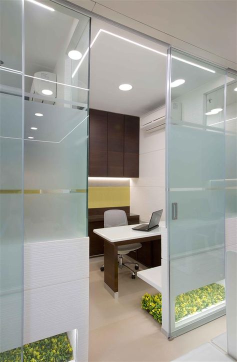 Glass Cabins In Office, Small Office Partition Ideas, Glass Office Cabin, Clinic Partition Design, Small Clinic Interior Design, Small Clinic Design, Small Dental Clinic Interior Design, Small Office Cabin Design, Office Partition Design