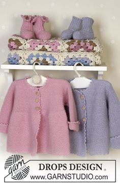 Jacket, socks, soft toy and blanket in Alpaca ~ DROPS Design Stickbeskrivning Barn, Cardigan Til Baby, Baby Cardigan Knitting Pattern Free, Drops Baby, Crochet Baby Sweater, Knitted Baby Cardigan, Baby Cardigan Knitting Pattern, Knitted Baby Clothes, Baby Jacket