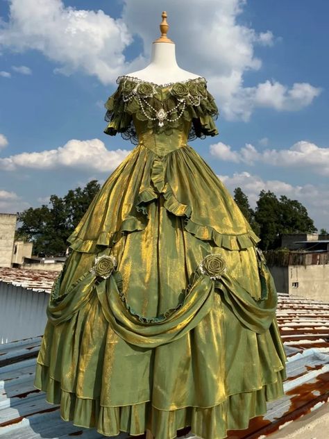 Green Victorian Dress, Debut Gowns, Victorian Era Dresses, Ancient Dress, Heavy Dresses, Painting Green, Old Fashion Dresses, Royal Dresses, Green Gown