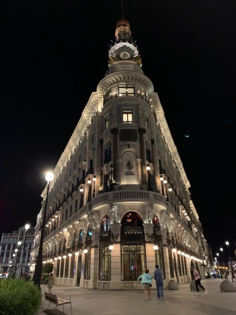 #spain #madrid #night #mood #spaintraveltips #travel #landscape #goodvibes #september #fall #vibes Study Abroad Madrid, Madrid Spain Photography, Madrid Aesthetic, September Fall, Night Mood, Spain Aesthetic, Madrid City, Dream Vacation Spots, Spain Madrid