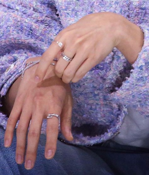 J-hope Hands, Jhope's Hands, Yoongi's Hands, Bts Fashion, Cool Minecraft Creations, Hands Art, Instagram Photo Ideas Posts, Pretty Hands, Bts J Hope