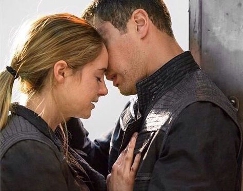 Tobias Eaton (Theo James) and Tris Prior (Shailene Woodley) in Divergent - The train scene. Divergent 2014, Divergent Theo James, Divergent Tris, Tris And Tobias, Divergent Hunger Games, Tris And Four, Divergent Movie, Tris Prior, Tobias Eaton