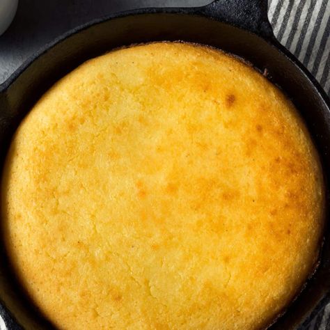 Dolly Parton's Skillet Cornbread - Just 3 Ingredients Healthy Cornbread, Blueberry Muffin Bread, Southern Cornbread Recipe, Cornbread Recipe Sweet, Skillet Cornbread, Southern Cornbread, Leftover Bread, Cornbread Recipe, Low Carb Low Sugar