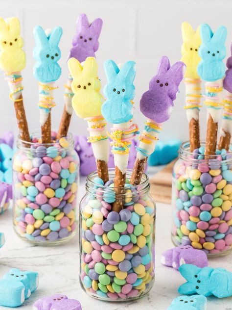 jars of this recipe inside with easter pastel m&m's Creative Easter Desserts, Pretzel Rods Dipped, Easter Kids Snacks, Easter Cookie Bars, Easter Pretzel, Easter Snack, Easter Buffet, Fun Easter Treats, Oreo Treats