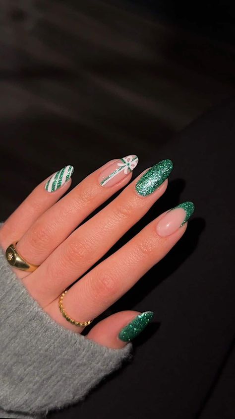 Christmas Nails Glitter, Green Christmas Nails, Art Noel, Nail Art Noel, Santa Nails, Classy Acrylic, Christmas Tree Nails, Bow Nail, 30 October