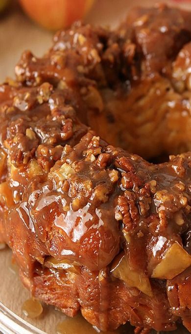 Pecan Monkey Bread, Apple Monkey Bread, Easy Sticky Buns, Easy Monkey Bread, Canned Biscuits, Sticky Buns, Monkey Bread, Köstliche Desserts, Caramel Apple