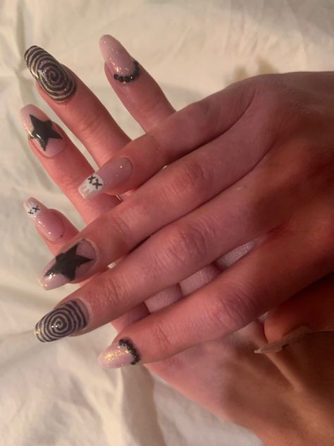 Black Swirly Acrylic Nails, Spiral French Tip Nails, Swirl And Star Nails, Swirls Acrylic Nails, Spiral Nails Design, Sliver Nails, Stars And Swirls, Pink Black Nails, Skull Nails