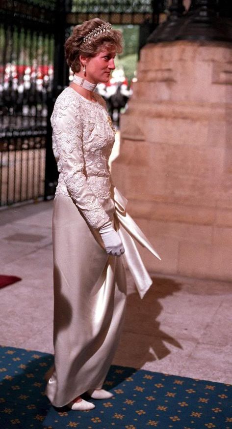 October 31, 1991: Princess Diana arrives at The Sovereign's Entrance, Houses of Parliament for the State Opening of Parliament, London. Princess Diana Dresses, Prins William, Princesa Real, Princess Diana Fashion, Princess Diana Family, Princes Diana, Diana Fashion, Elisabeth Ii, Charles And Diana