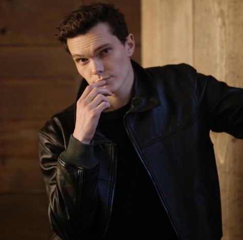 #lukebaines Jonathan Morgenstern, Luke Baines, Shadowhunters Season 3, Fictional Crushes, Great Love, Shadowhunters, Funny Stories, Favorite Tv Shows, Interview