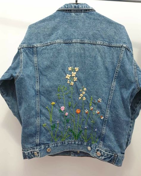 Flower Embroidery Denim Jacket, Flower Embroidery Jean Jacket, Denim Embroidery Jacket, Jacket Embroidery Ideas, Denim Jacket Embroidery Ideas, Jean Jacket Embroidery, Denim Jacket Embroidery, Embroidery Jeans Jacket, Embroidery Jeans Diy