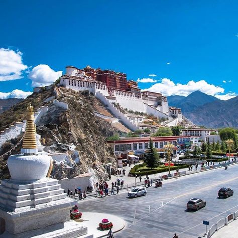 Lhasa Tibet, Tibet Travel, Warriors Illustration, Elephant Pictures, Asian Architecture, Photo Report, Full Name, Amazing Buildings, Lhasa