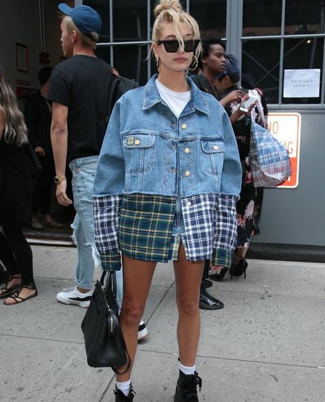 Jean Jacket Outfits, Denim Jacket Patches, Denim Inspiration, Double Denim, Denim Diy, Hailey Baldwin, Winter Mode, Printed Denim, Denim Design