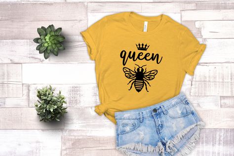 Bee Tshirt Ideas, Bee Tshirt, Queen Bee Shirt, Bee Shirt, Boss Shirt, Queen Tee, Queen Shirt, Southern Sayings, Boss Shirts