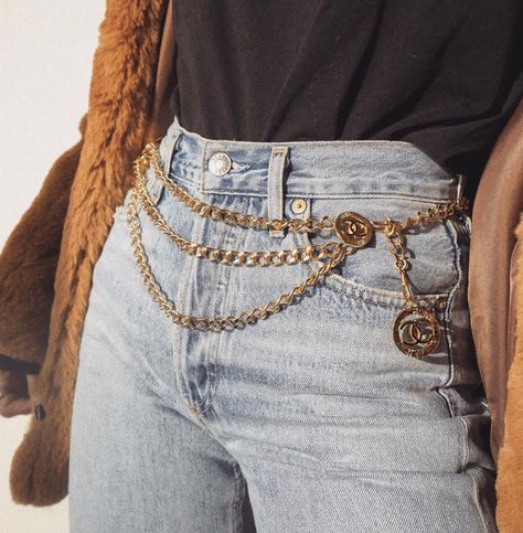 chain it up #belt #chanel #style #outfit #accessories #simplyaudreekate Chain Belt Outfit, Chanel Chain Belt, Jeans With Chains, Chain Outfit, Jeans Chain, Look Jean, Chanel Belt, Chanel Chain, Outfit Vintage