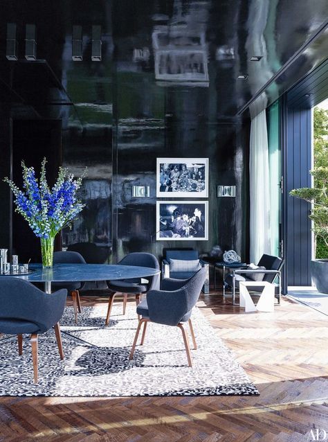 navy from floor to ceiling... Modern Dining Rooms Contemporary, Lacquered Walls, Instagram Decor, Dining Room Design Modern, Blue Rooms, Coral Gables, Home Trends, Florida Home, Home Office Design