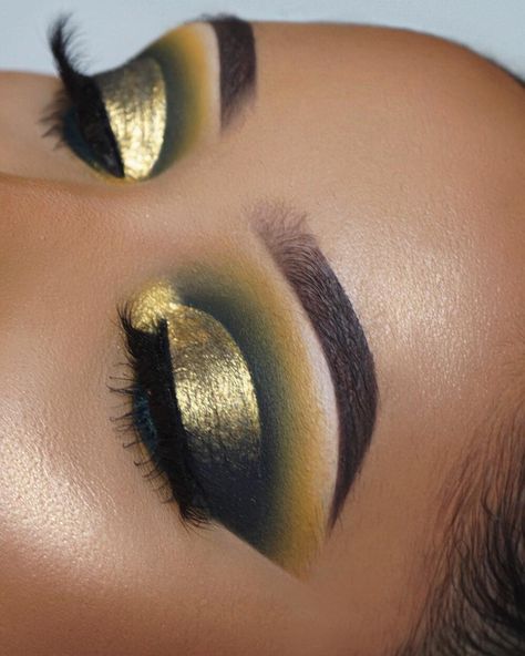 Making Eyes Look Bigger, Makeup For Small Eyes, Gold Ore, Eye Makeup Cut Crease, Unicorn Makeup Brushes, Make Up Gold, Cut Crease Makeup, Simple Eye Makeup, Gold Makeup